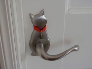 猫の形をしたドアノブ
