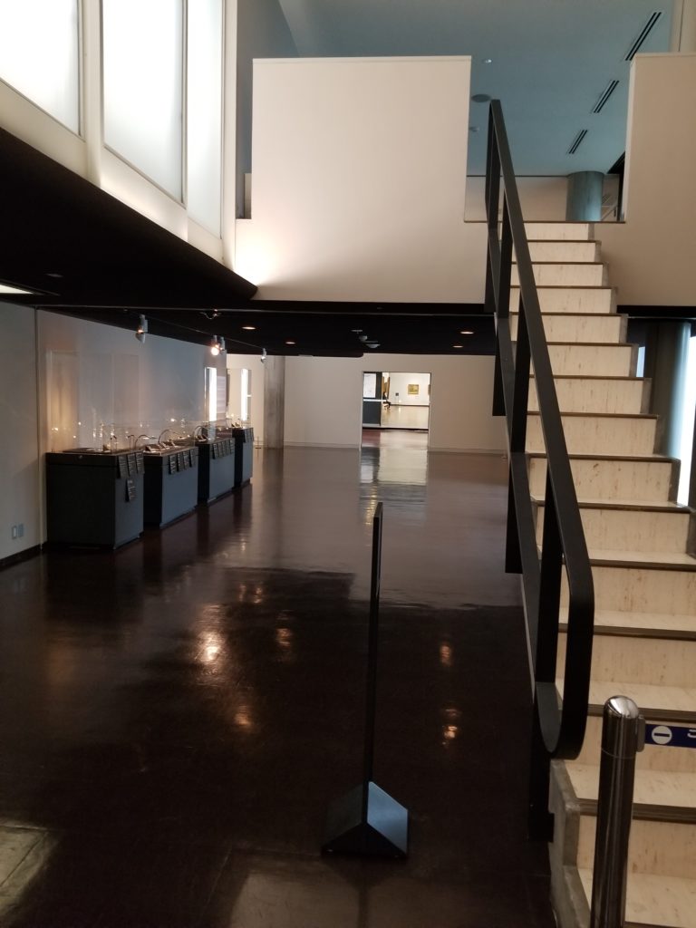 国立西洋美術館の中３階の階段