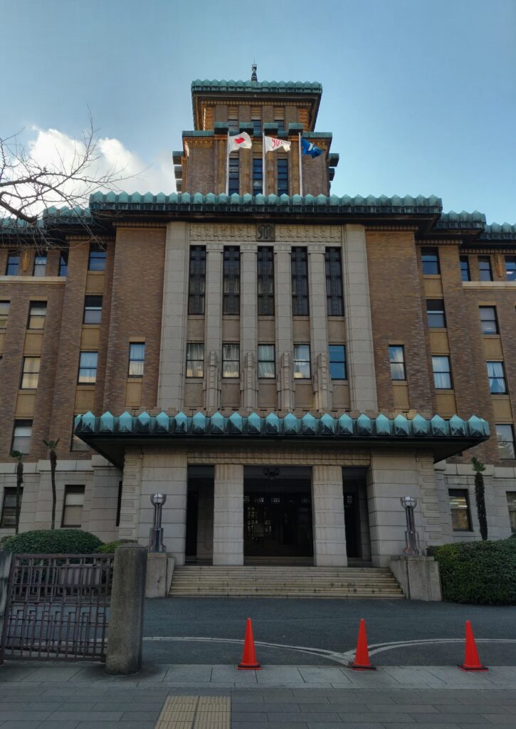 神奈川県庁本庁舎の正面