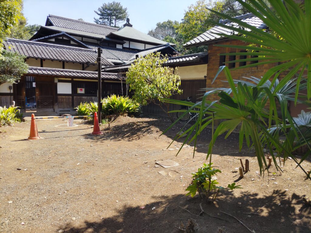 旧前田家本邸の洋館と和館をつなぐ渡り廊下