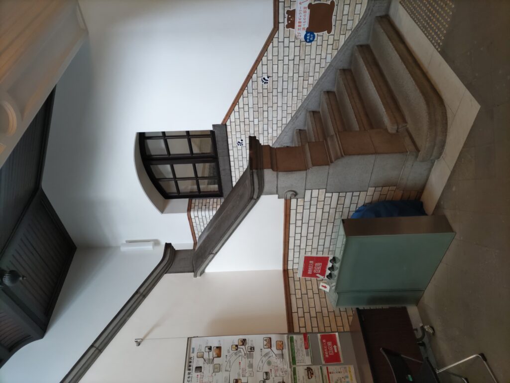国際子ども図書館の１階の階段
