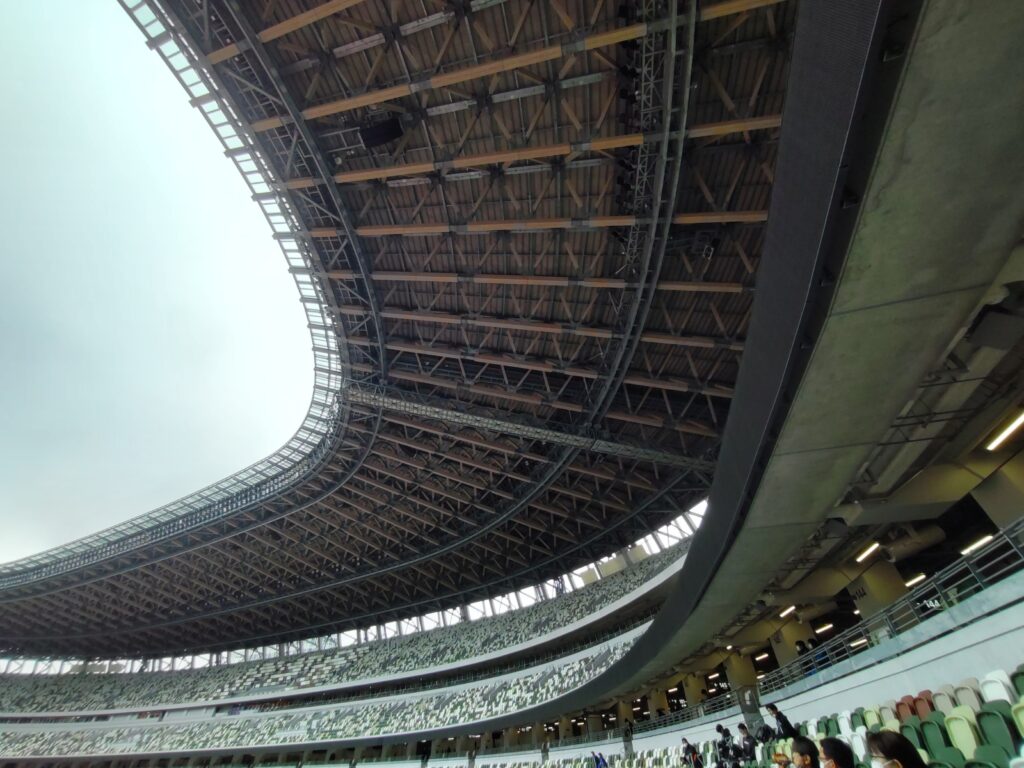 国立競技場のスタジアムの屋根