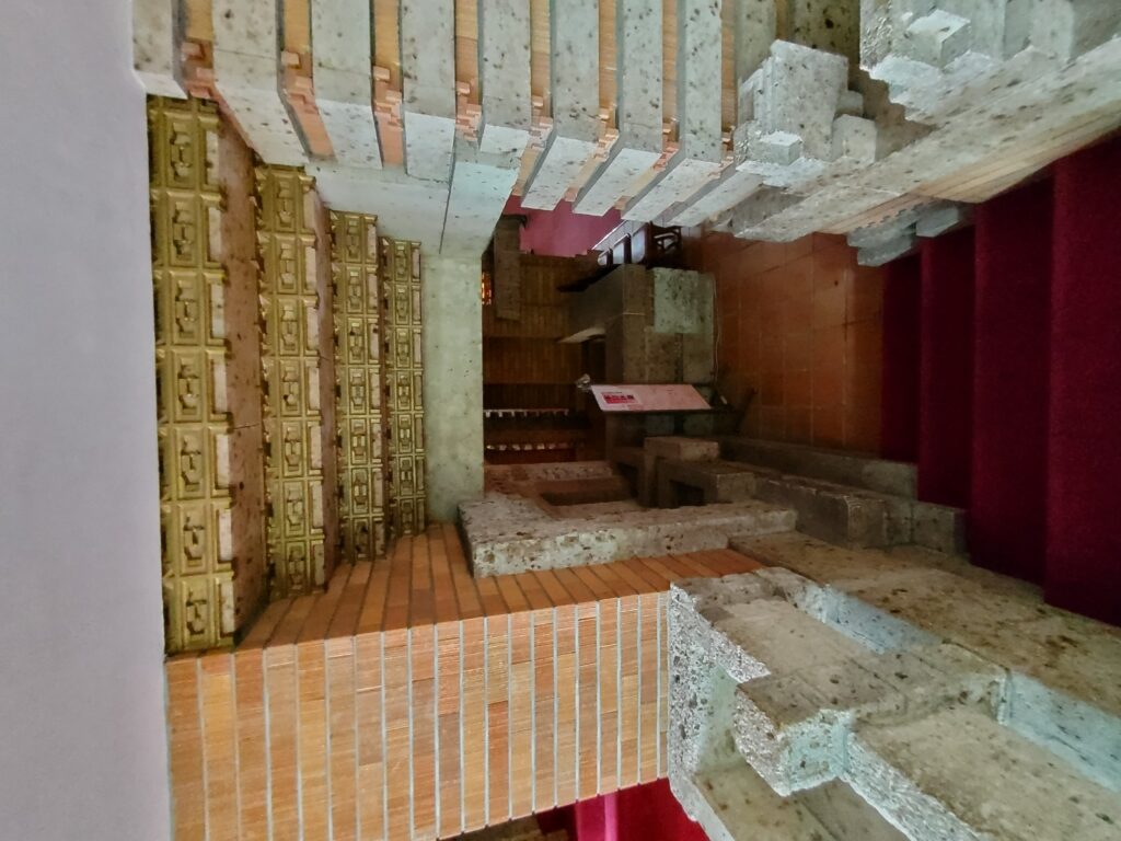 旧帝国ホテルのスキップフロアの階段
