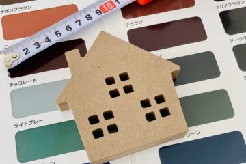 カラーサンプル帳と家の模型