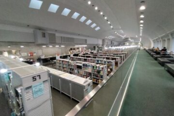 宮城県図書館の内部