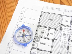 設計の間取りプラン図と方位磁石