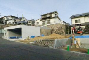 道路より高い敷地にある住宅の外観