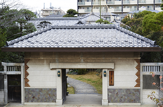 山本亭の長屋門