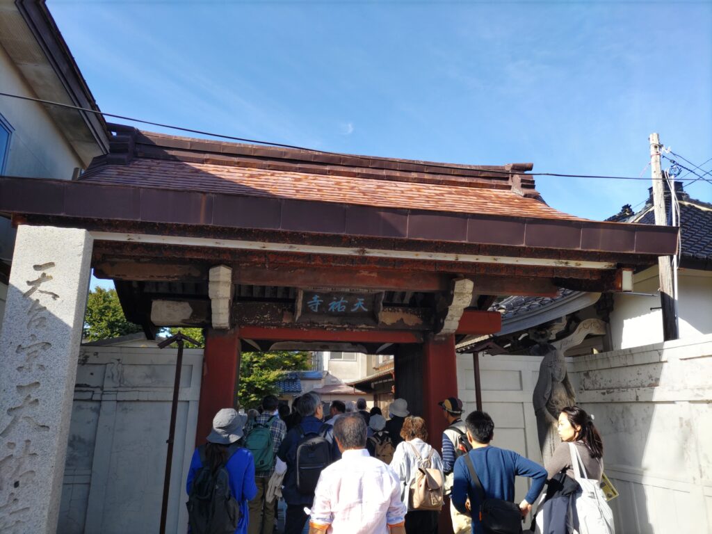 コンクリートで造られた天祐寺の門