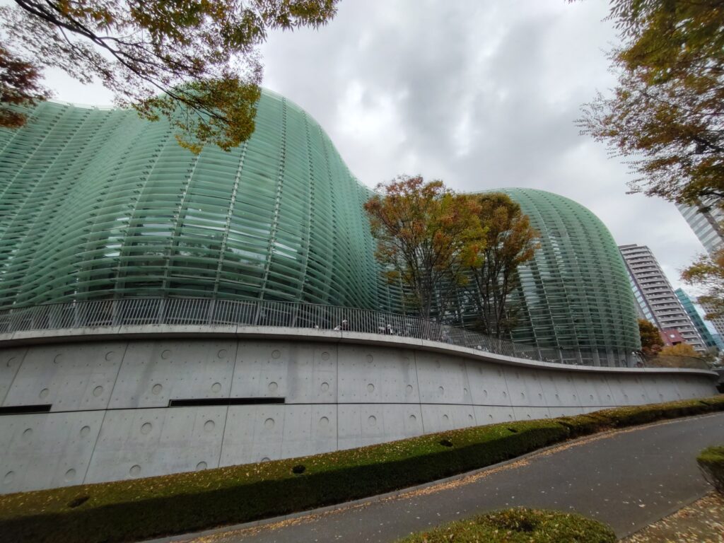 国立新図書館のガラスルーバー