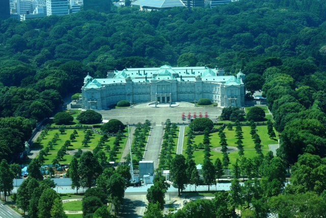 迎賓館の正面玄関側の公園