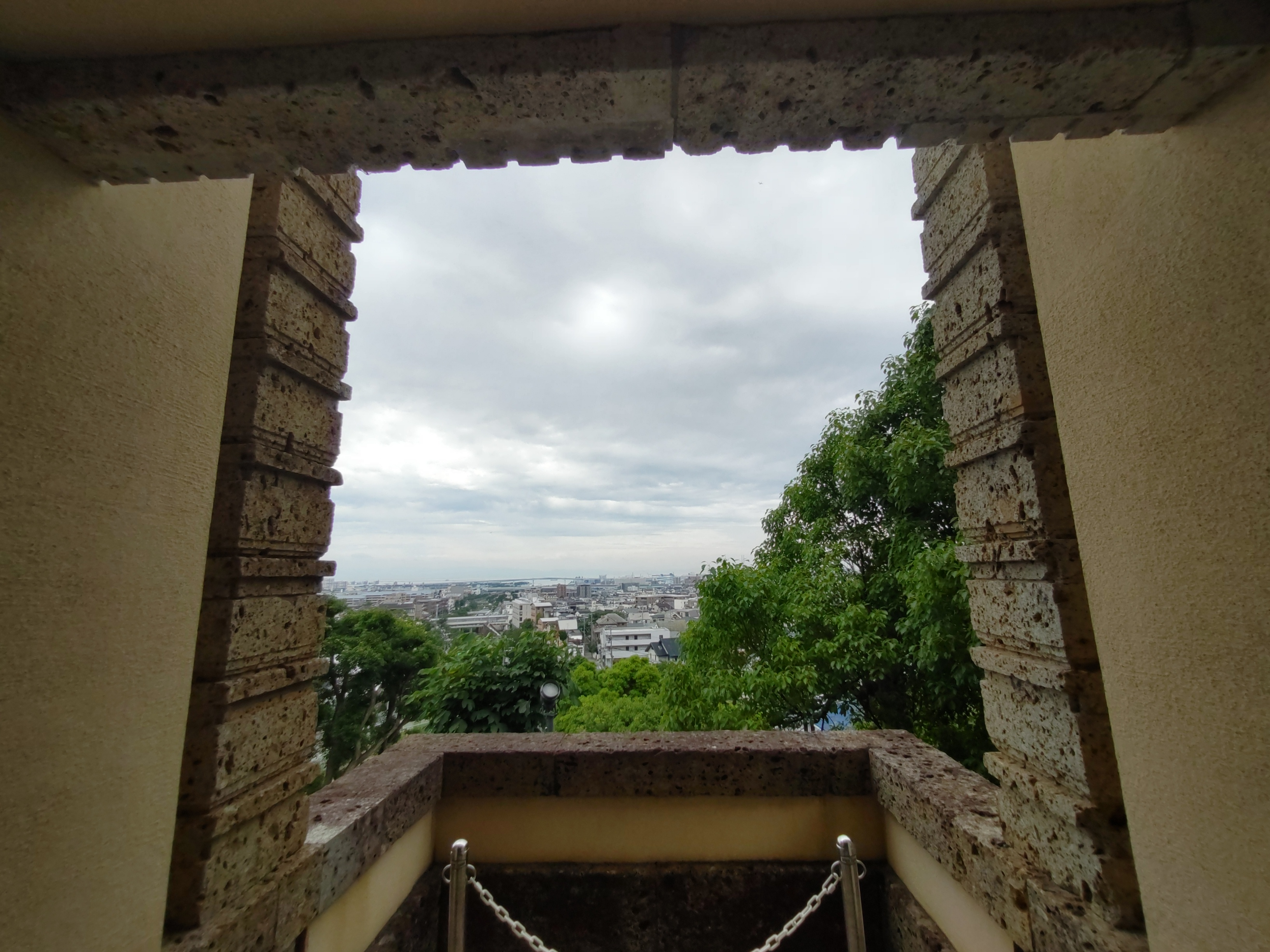 ヨドコウ迎賓館のエントランスからの景色