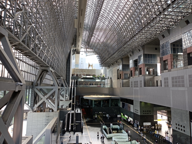 京都駅ビルの内部