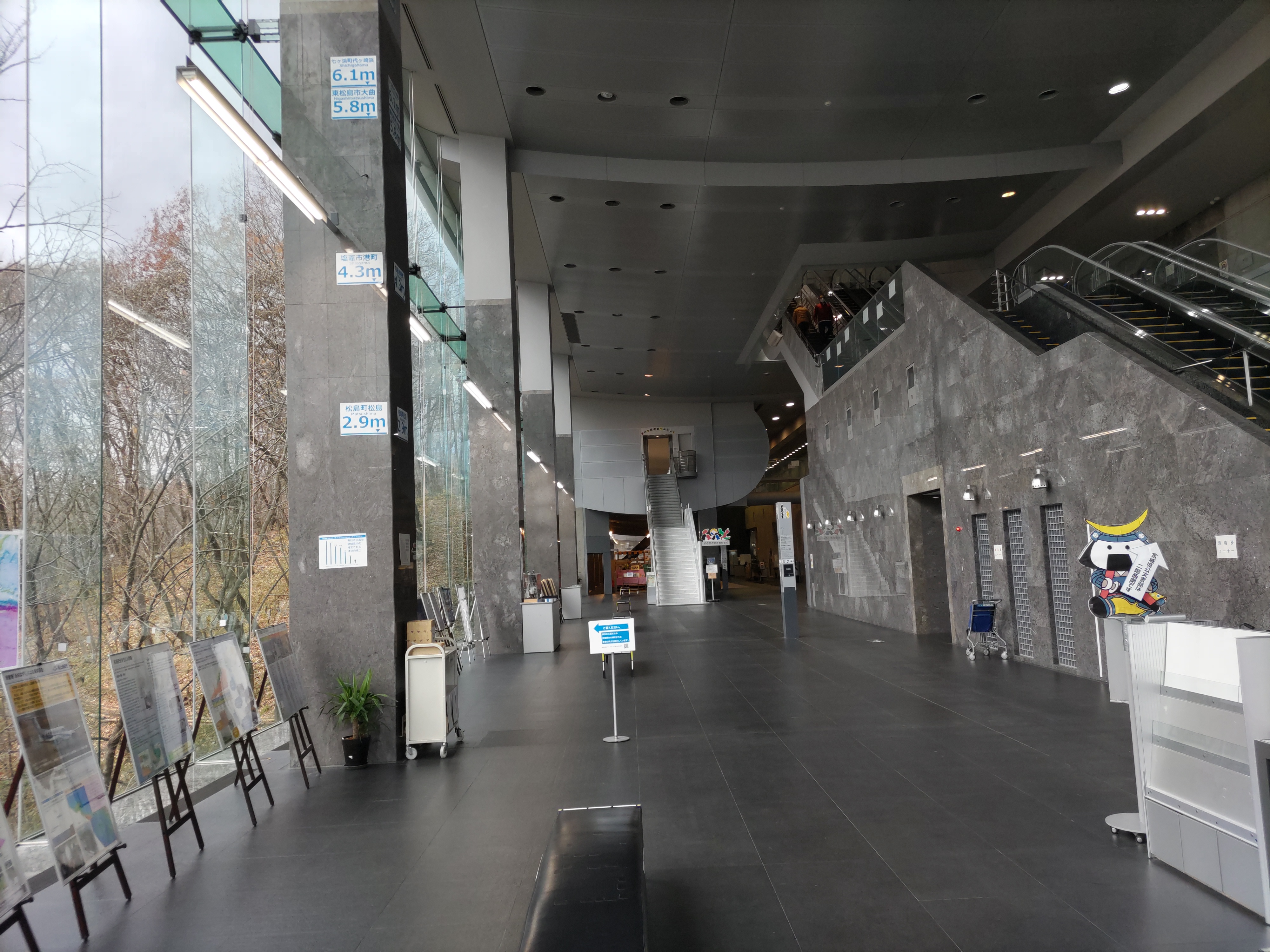 宮城県図書館のガラスのエントランスホール