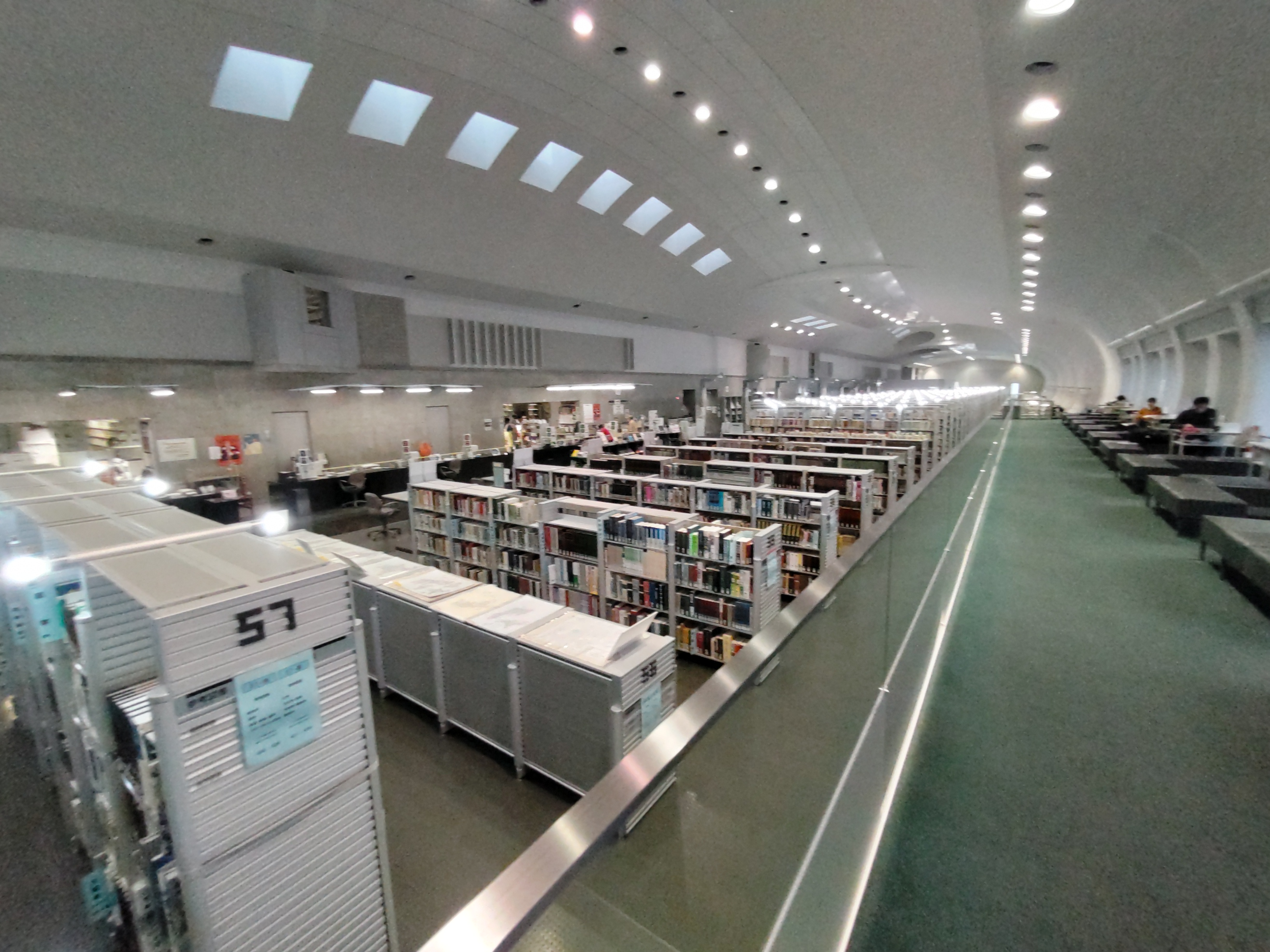 宮城県図書館の内部