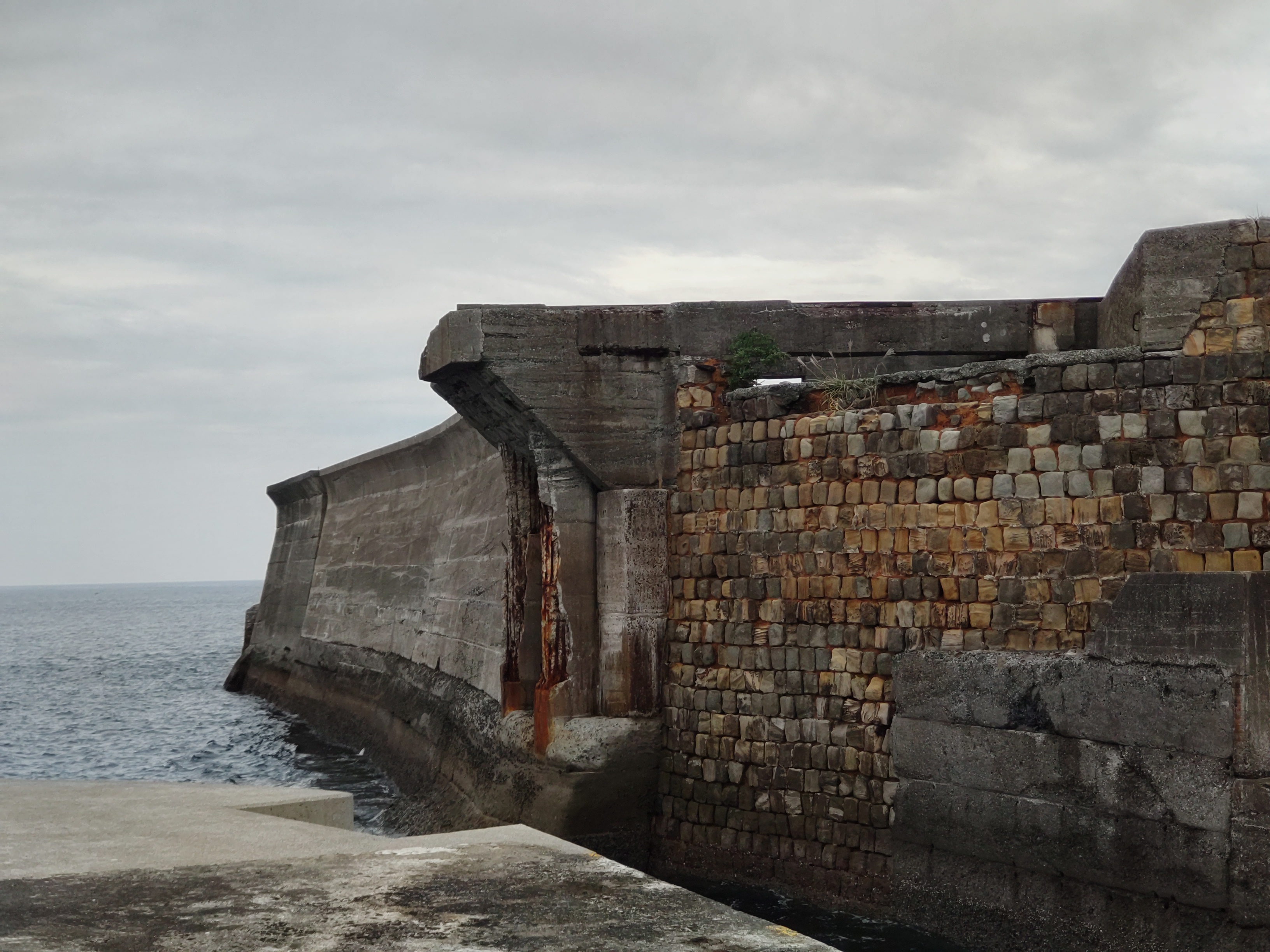 軍艦島の岸壁　世界遺産