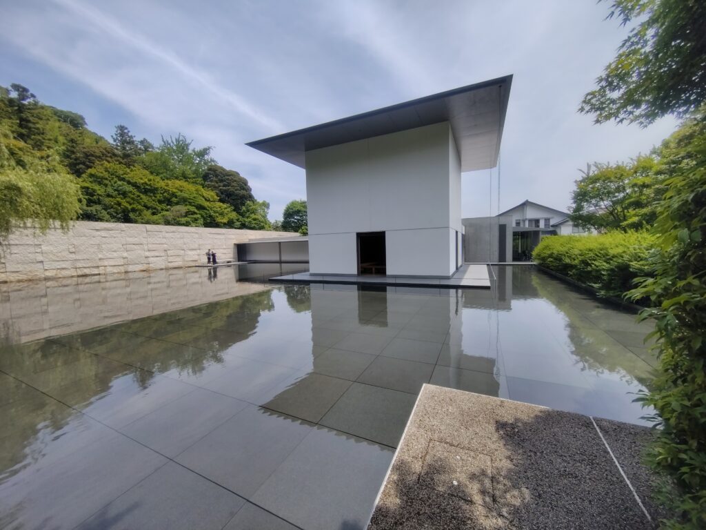 鈴木大拙館の水鏡の庭から見た外観