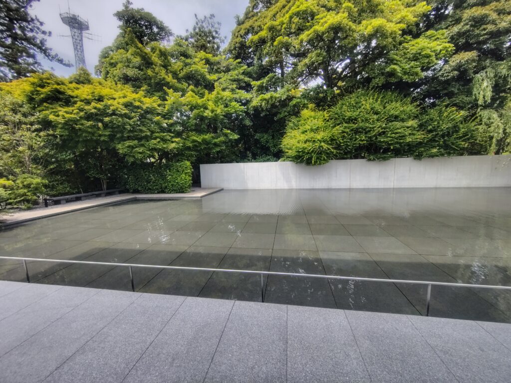 鈴木大拙館の水鏡の庭