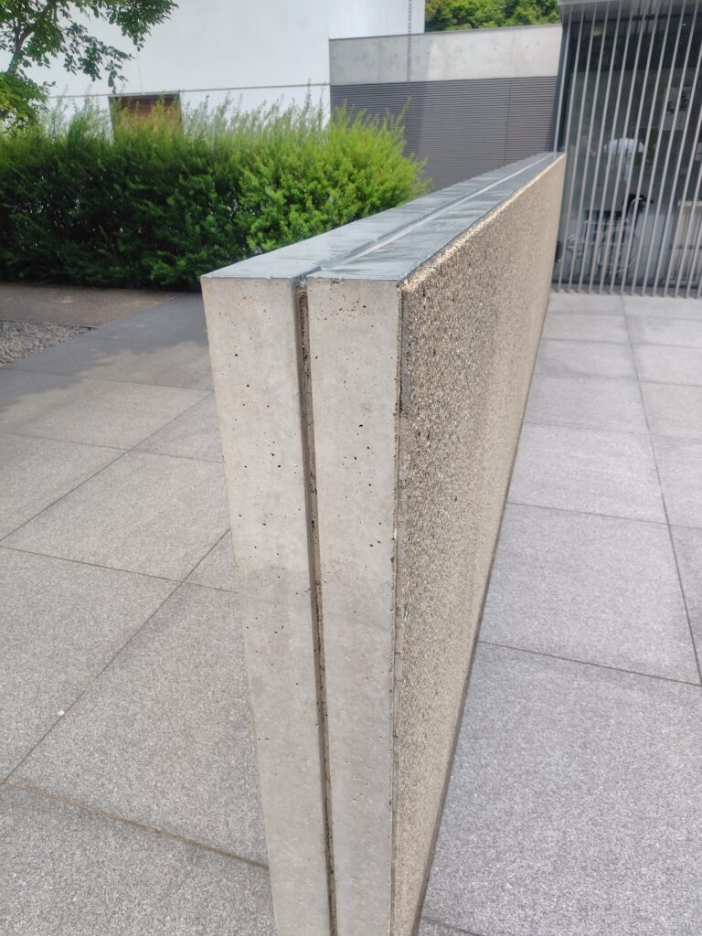 鈴木大拙館のコンクリートの塀