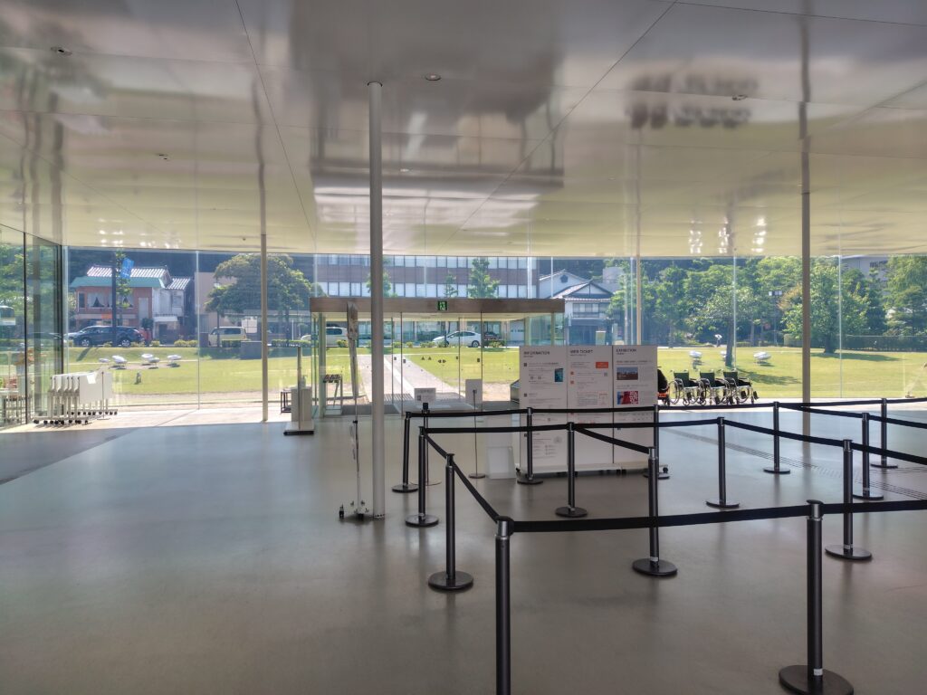 金沢２１世紀美術館の東口