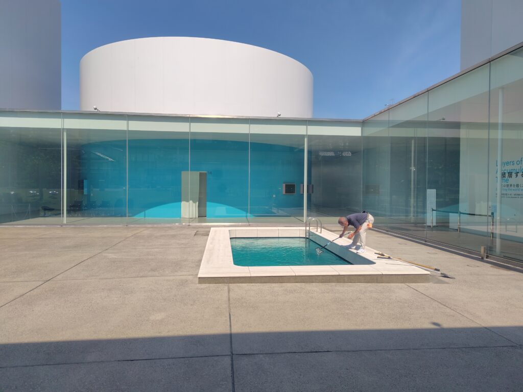 金沢２１世紀美術館の中庭