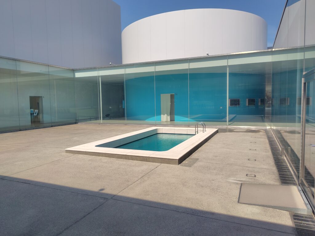 ２１世紀美術館の中庭のプール