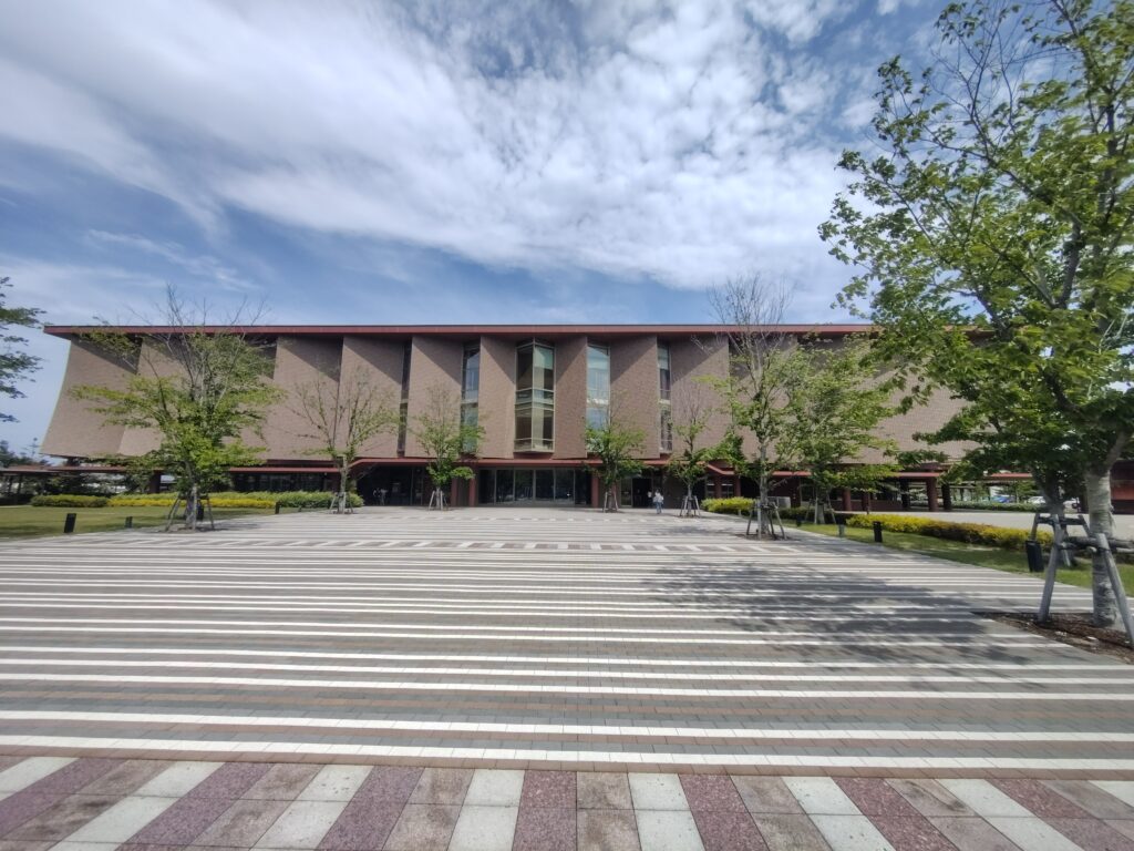 石川県立図書館の正面の外観