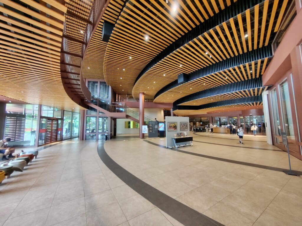 石川県立図書館の屋内広場