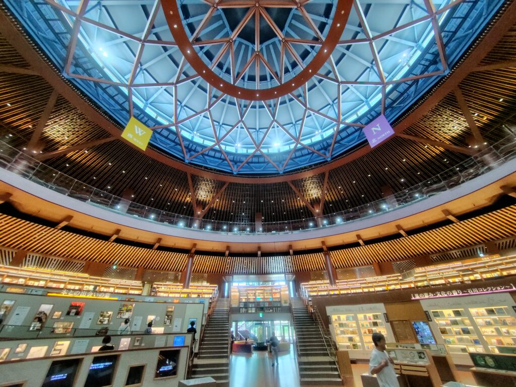 石川県立図書館の1階から見た吹き抜け