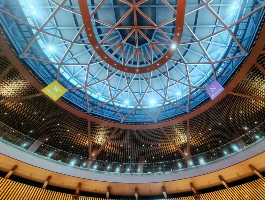 石川県立図書館の天井の照明の色彩