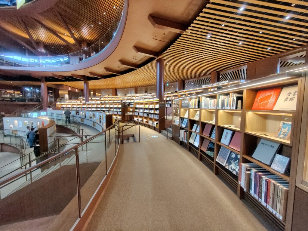 石川県立図書館の階段とスロープ