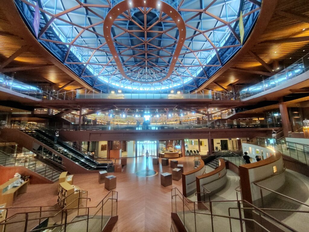 石川県立図書館の中央付近