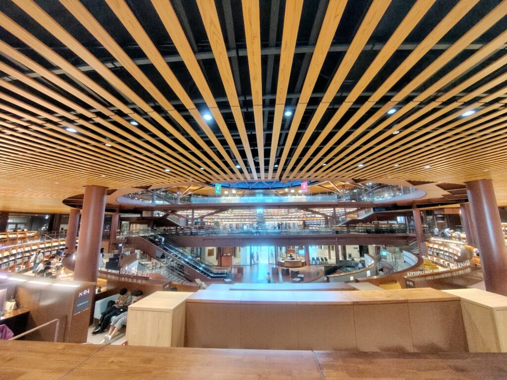 石川県立図書館の天井の木材