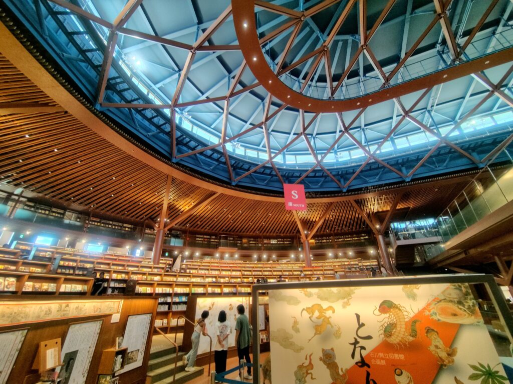 石川県立図書館のスロープ