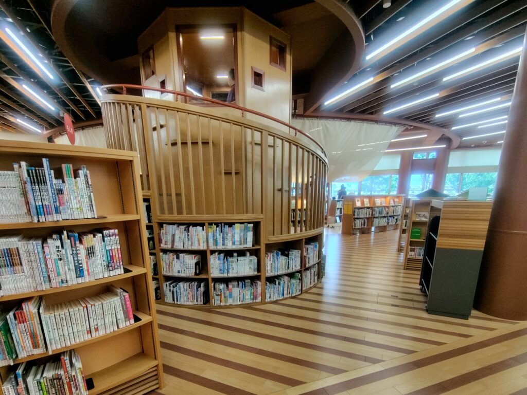 こどもエリアのらせん階段式書棚