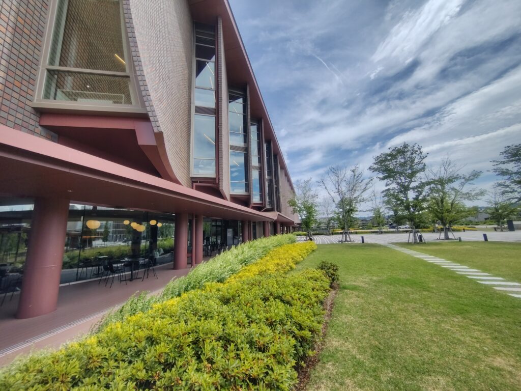 石川県立図書館の庭から見た窓