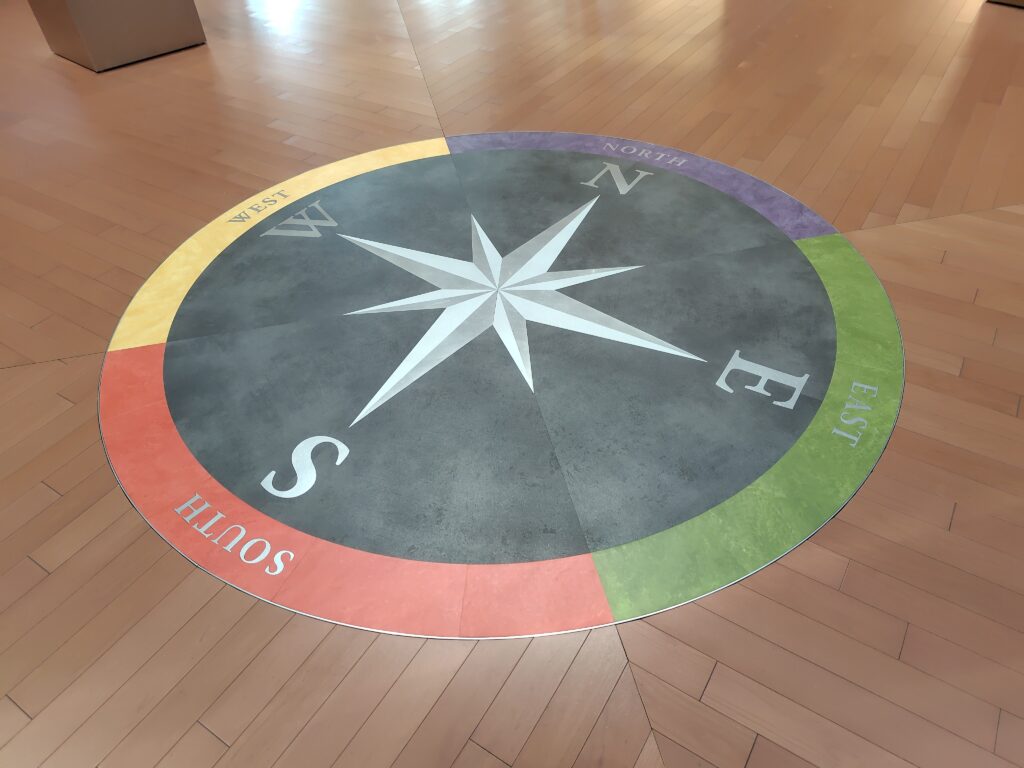石川県立図書館の床の方位盤