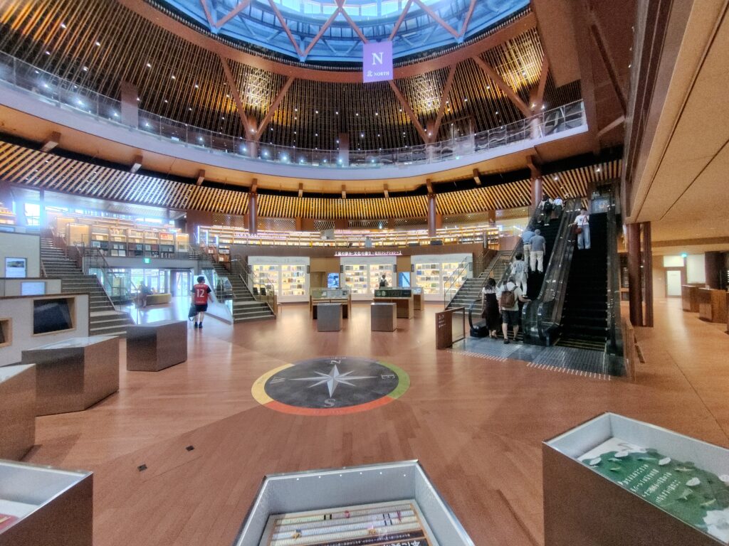 石川県立図書館の1階の中心付近
