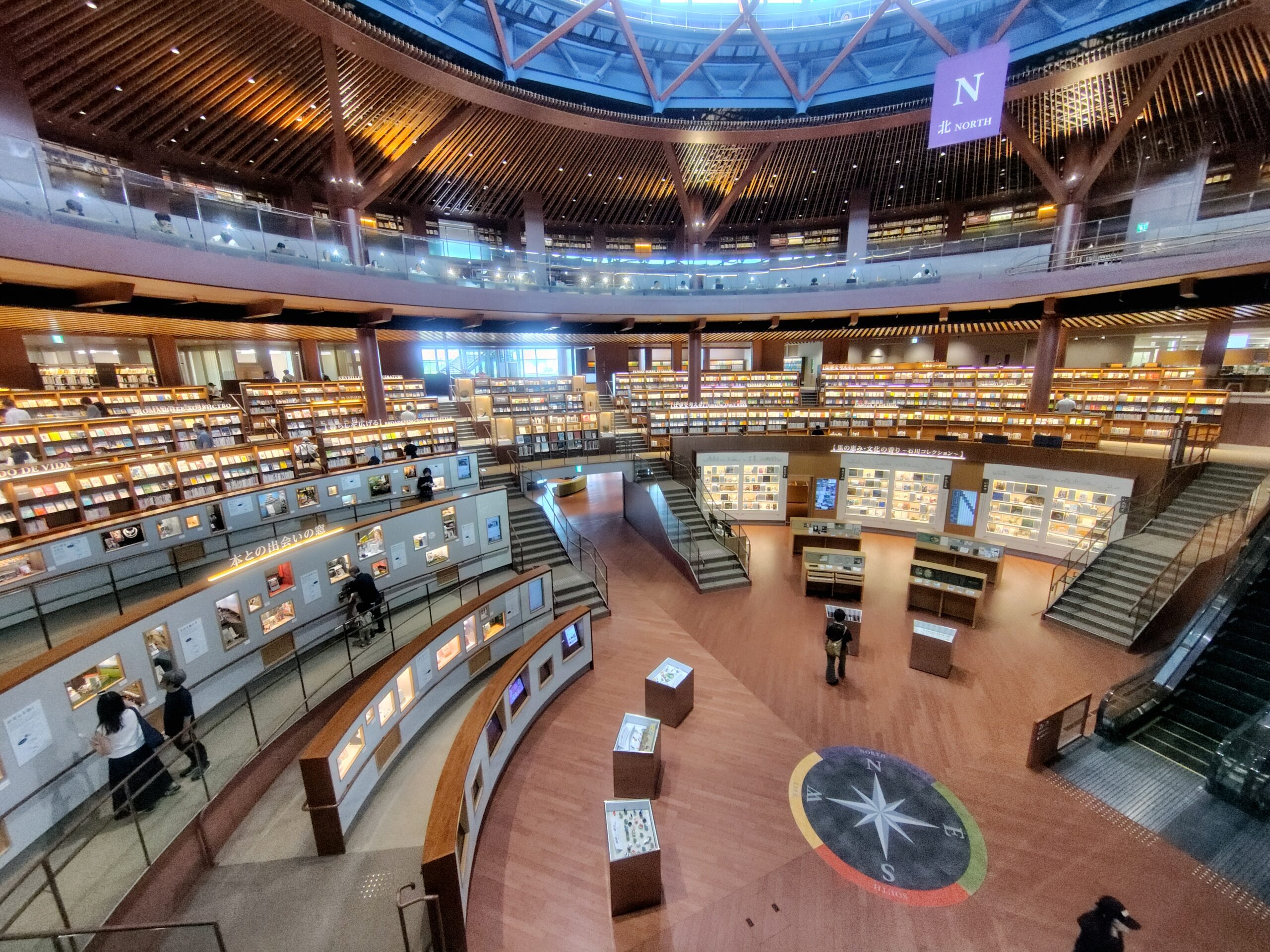 石川県立図書館の中心ホール