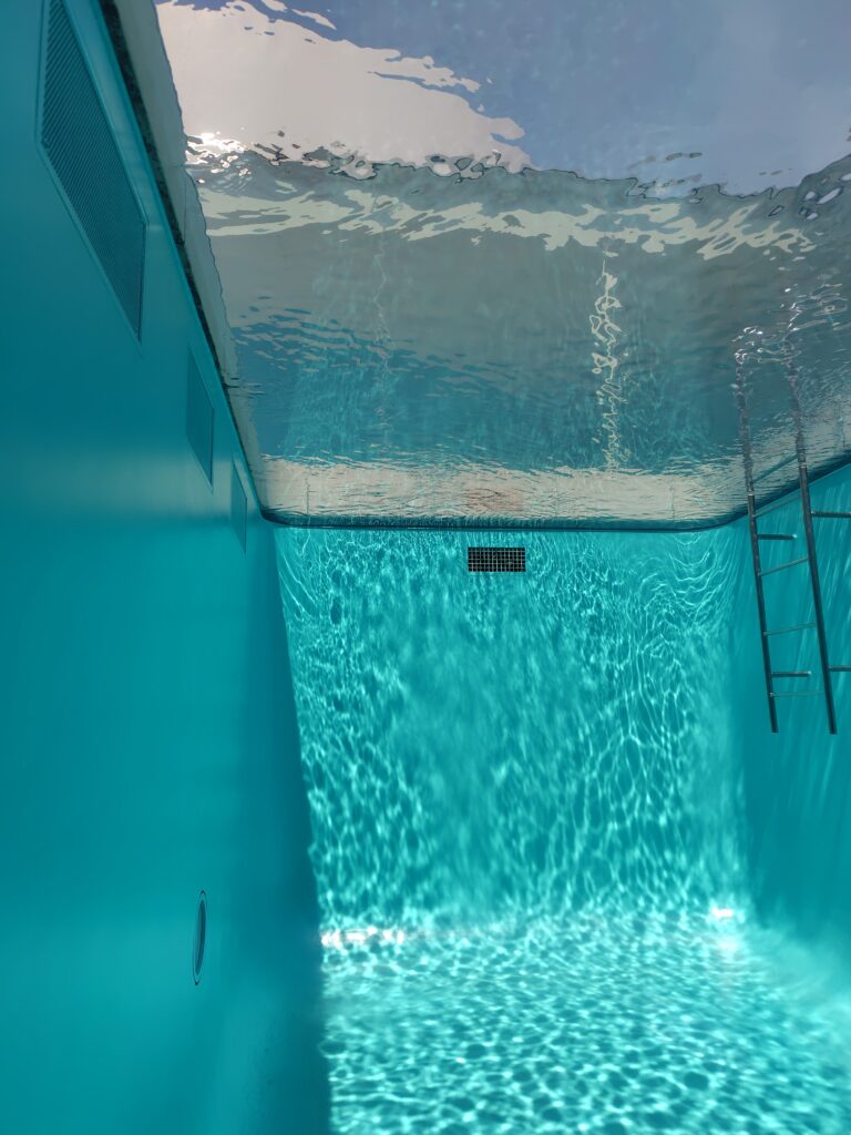 金沢２１世紀美術館のスイミングプール