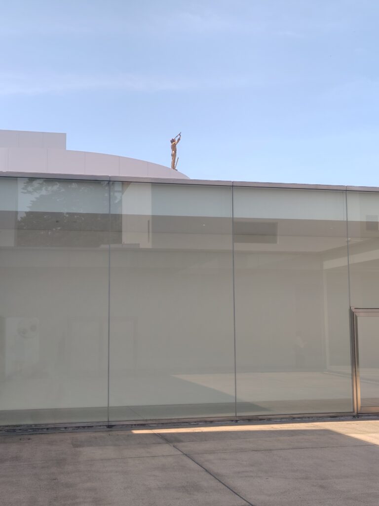 屋根の上の展示物