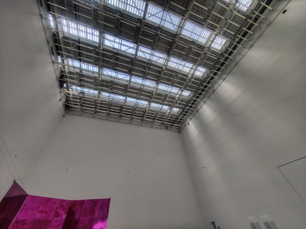 金沢２１世紀美術館の展示室のガラスの天井