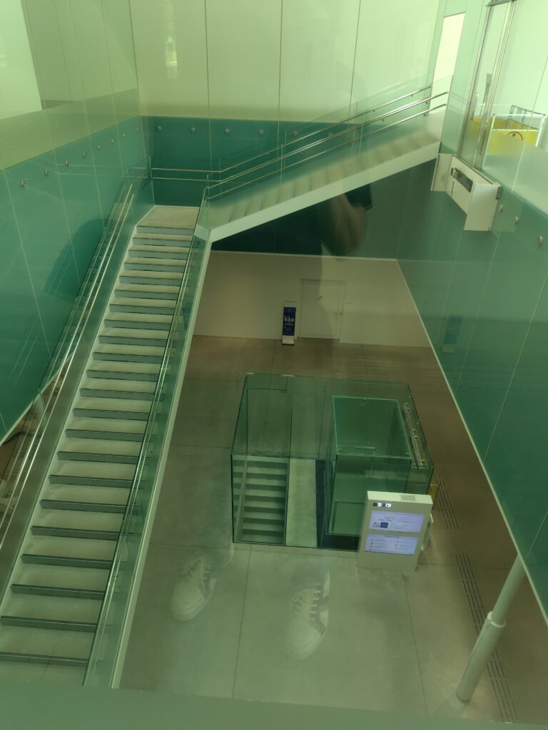 金沢２１世紀美術館の地下階段