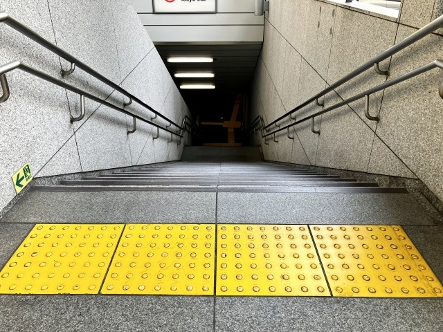 直線階段を上階から下階をみた画像