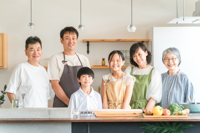 キッチンの前に３世帯が集まった家族