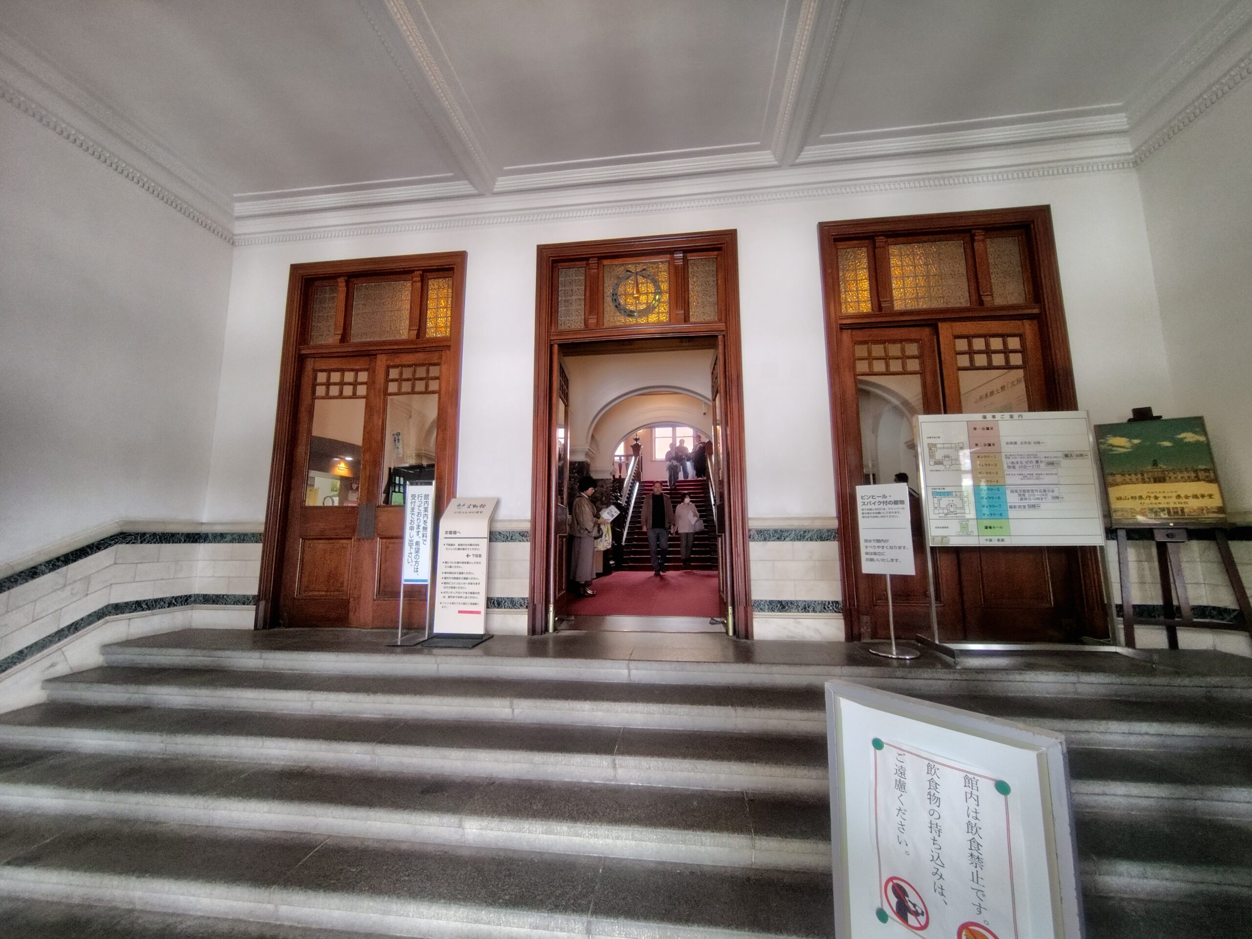 文翔館の玄関の階段