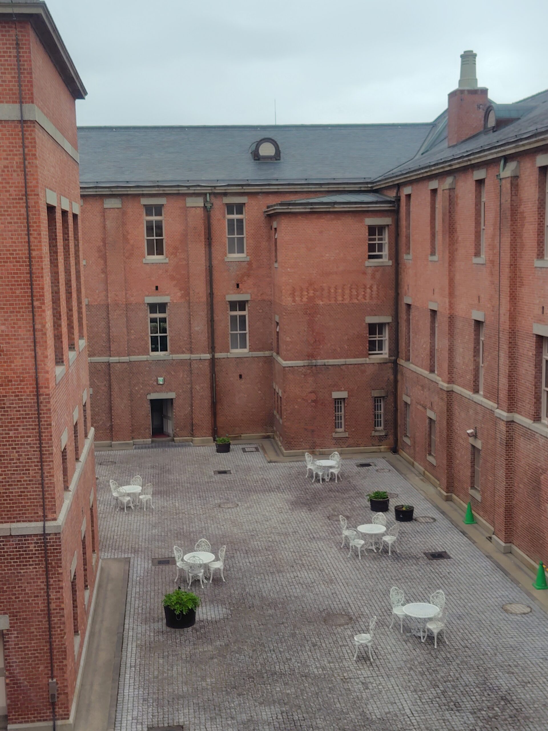 文翔館の室内から見た中庭の様子