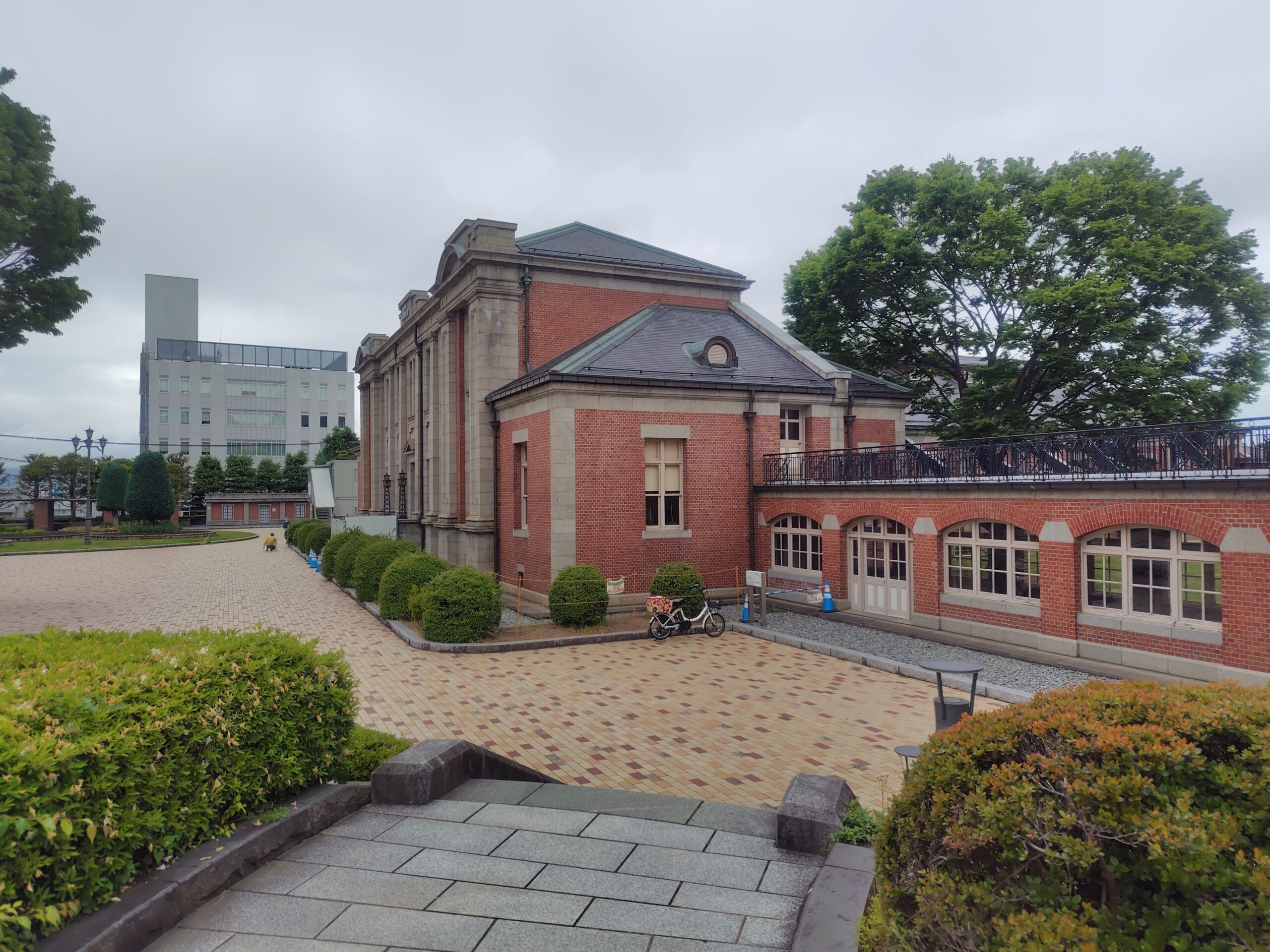 文翔館と渡り廊下でつながる議場