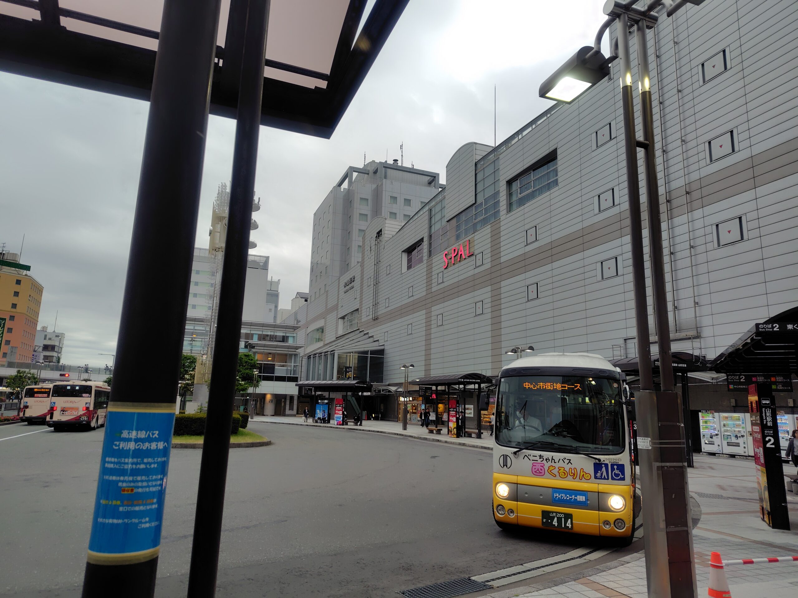 山形駅前のべにちゃんバス