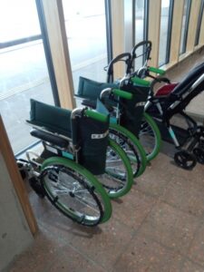 玄関にある車いすとベビーカー